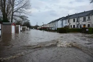Straße mit Häusern am Rand unter Hochwasser