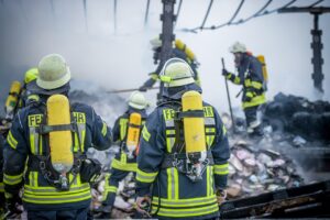 Feuerwehr an abgebranntem Gebäude