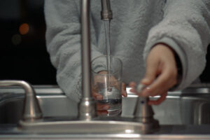 In Krisenfällen ist die Trinkwasserversorgung nicht garantiert. Erfahren Sie Maßnahmen zur Trinkwasseraufbereitung für den Zugang zu Wasser.