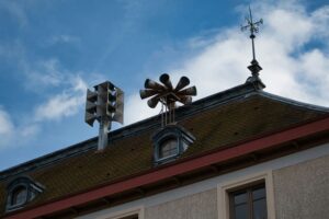 Warnsignal mit Sirenen auf dem Hausdach
