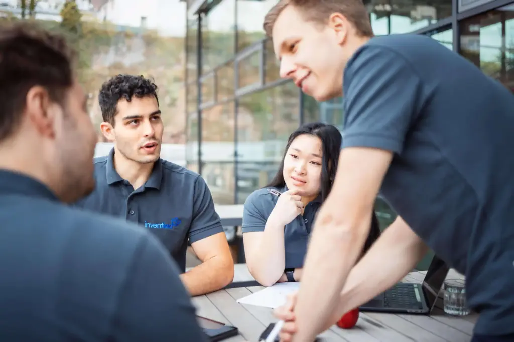 inventied Team bei der Arbeit